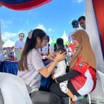 Pei yun checking baby head shape in funwalk event